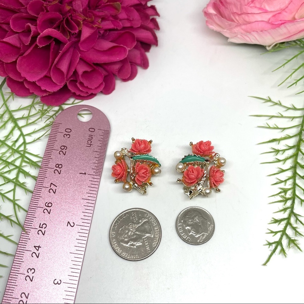 VINTAGE⚜️Carved Flower & Pearl Cluster Clip Earrings - Picture 7 of 7